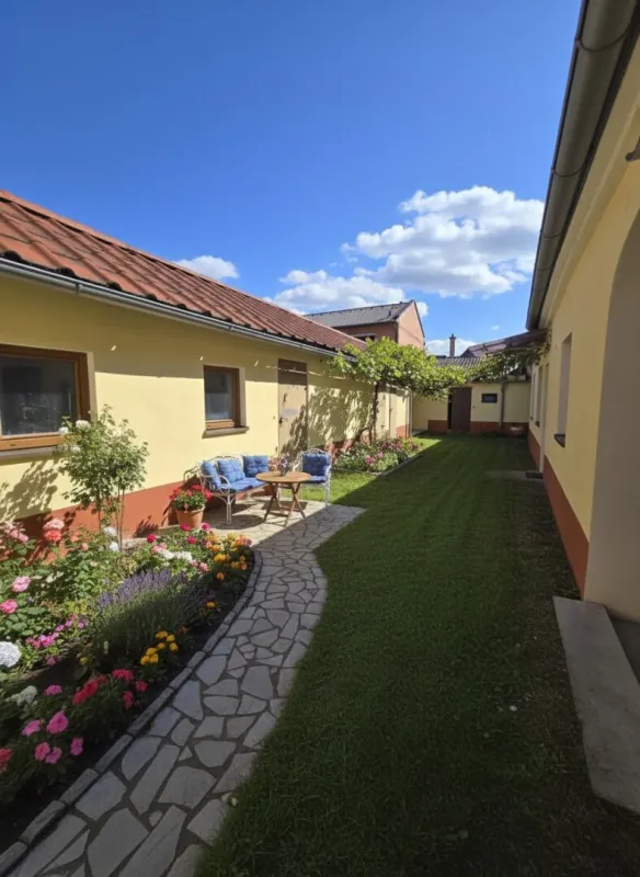 Wohnen, Arbeiten, Genießen – vielseitiges Zuhause in Vierkanthof-Struktur mit begrüntem Innenhof - Bild 1