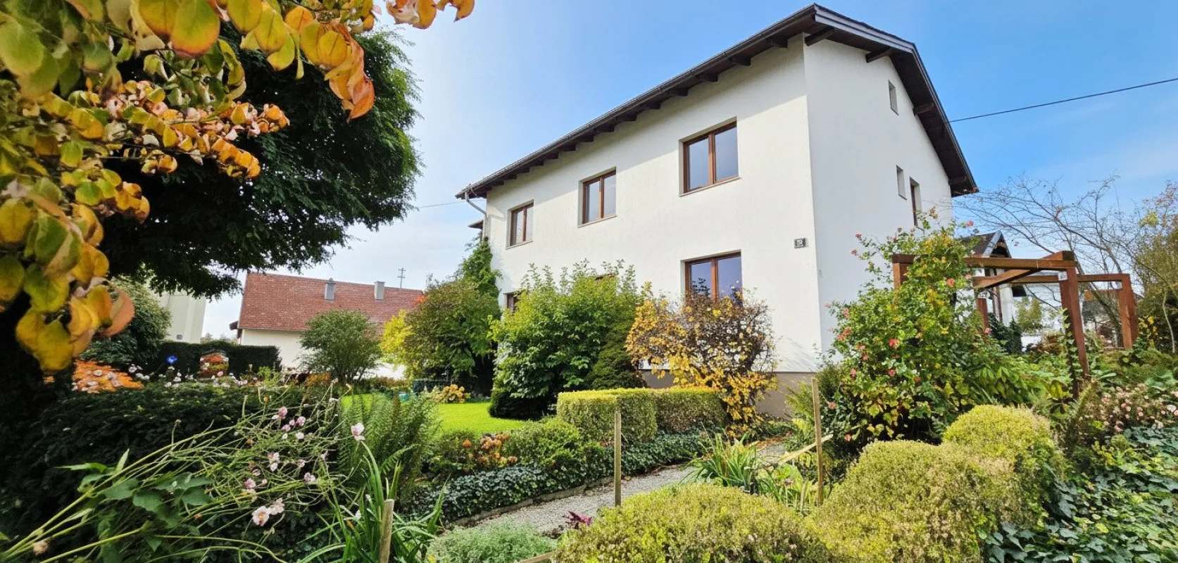 Großzügiges Mehrfamilienhaus mit 2 - 3 Wohneinheiten inkl. Swimmingpool !! - Bild 1