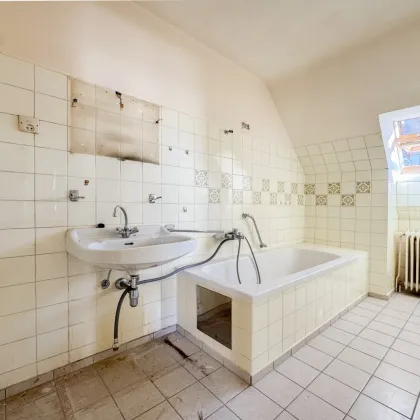 SANIERUNGSBEDÜRFTIGE DACHGESCHOSS WOHNUNG IN TOP LAGE DES 17. BEZIRKS - LICHTDURCHFLUTET - IDEAL ZUR 2-ZIMMER UMGESTALTUNG - Bild 3