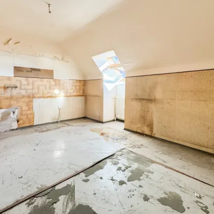 SANIERUNGSBEDÜRFTIGE DACHGESCHOSS WOHNUNG IN TOP LAGE DES 17. BEZIRKS - LICHTDURCHFLUTET - IDEAL ZUR 2-ZIMMER UMGESTALTUNG - Bild 2