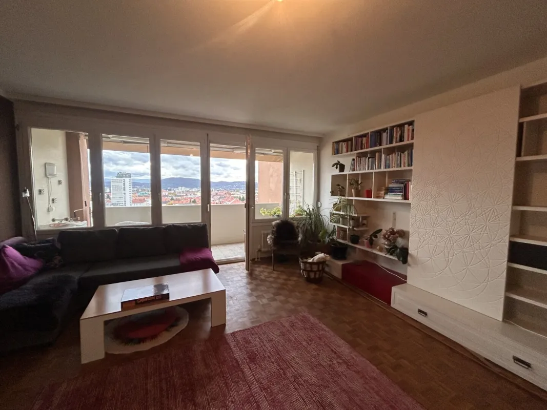 Großzügige Wohnung mit Loggia in zentraler Lage – ideal für Familie oder WG - Bild 1