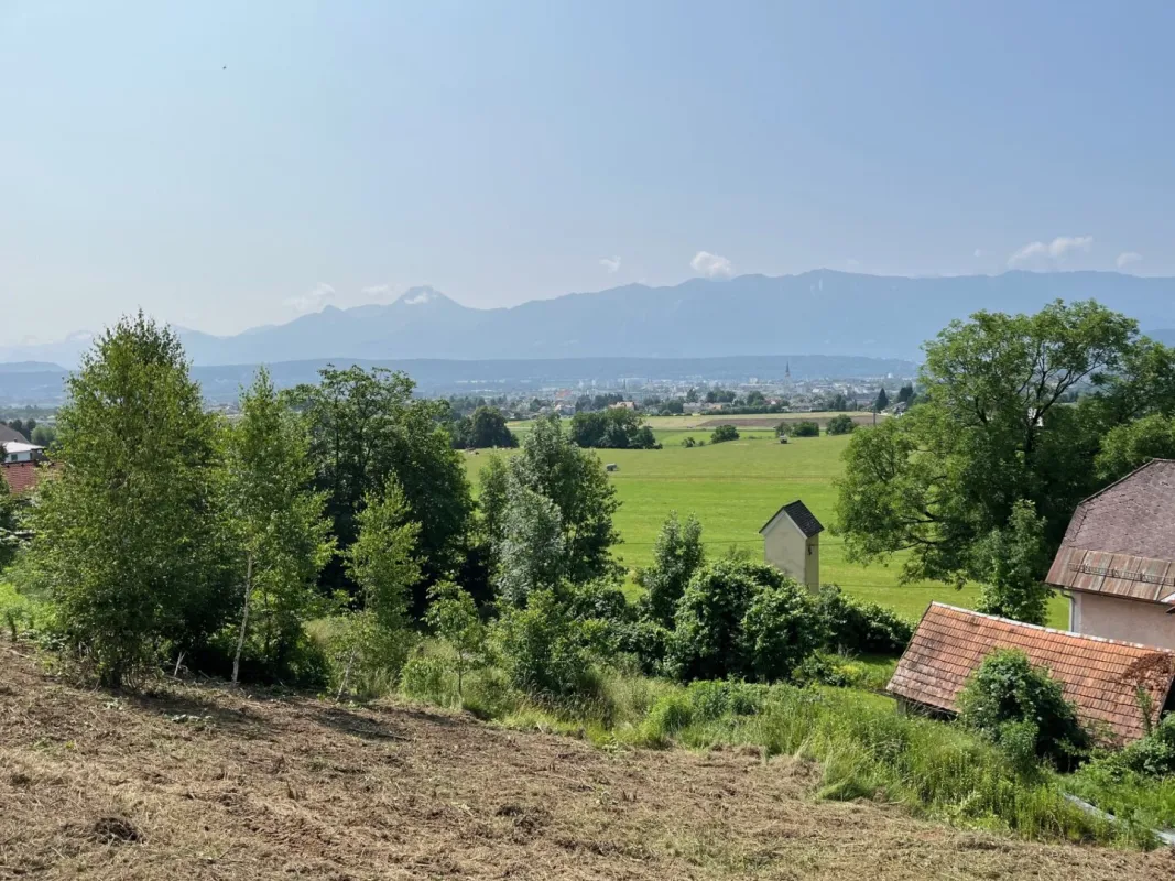 Sonniges Grundstück mit Berg- und Weitblick in Villach / Vassach - Bild 1