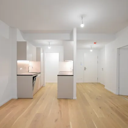 Erstbezug nach Sanierung: Schöne 2 Zimmer-Wohnung mit Loggia und Top-Anbindung - Bild 2