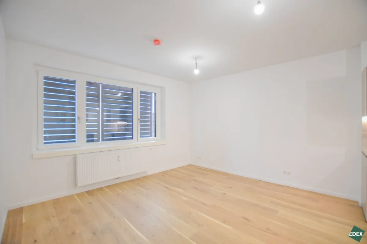 Erstbezug nach Sanierung: Schöne 2 Zimmer-Wohnung mit Loggia und Top-Anbindung - Bild 1