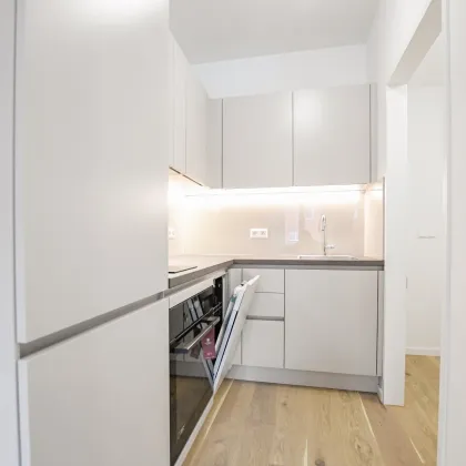 Erstbezug nach Sanierung: Schöne 2 Zimmer-Wohnung mit Loggia und Top-Anbindung - Bild 3