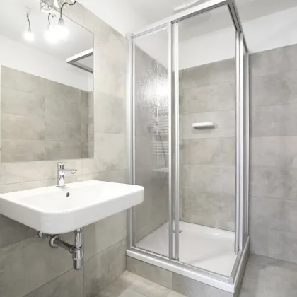 Erstbezug nach Sanierung: Schöne 2 Zimmer-Wohnung mit separater Küche - Bild 3