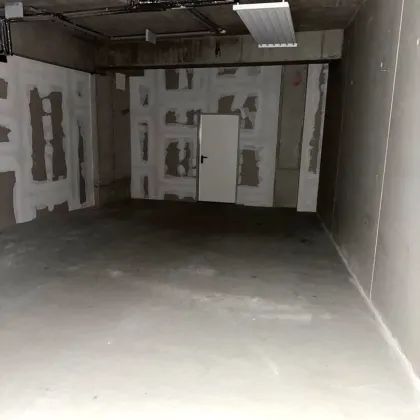 Großer und sehr zentral gelegener Lagerraum mit Anlieferungsrampe. - Bild 2