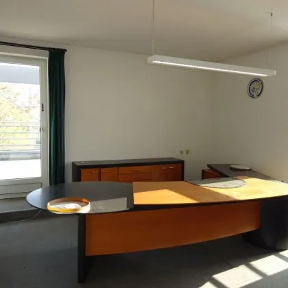Gewerbeobjekt mit vielerlei Nutzungsmöglichkeiten mit zwei großen Dachterrassen und großem Parkplatz in zentraler Lage - sanierungsbedürftig - Bild 2