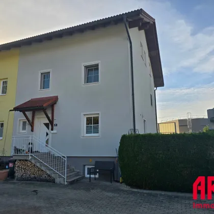 Top-Gelegenheit - Gepflegtes Eckreihenhaus mit zusätzlicher Wohneinheit im Dachgeschoß, Garage, Doppelcarport - Bild 2