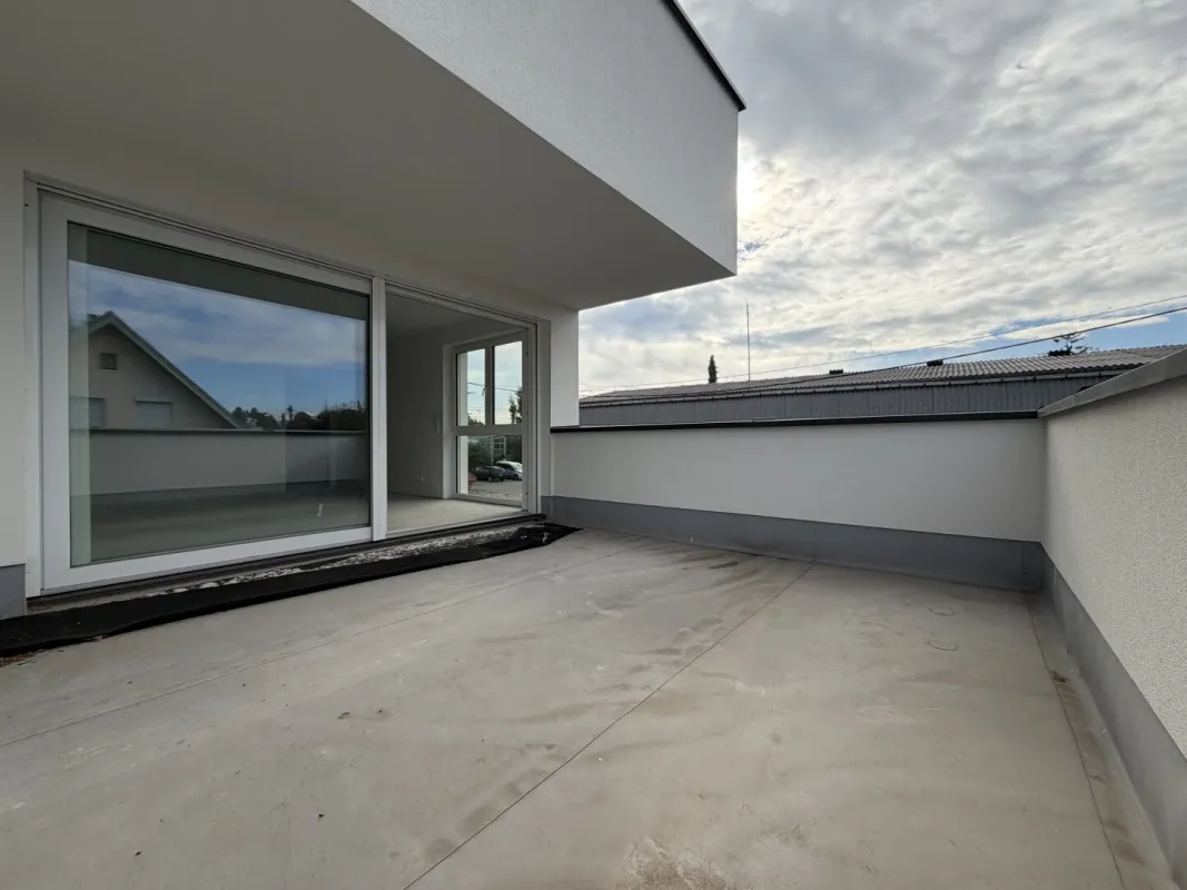Sonnige Wohnung mit großer Terrasse u. Parkplatz. - Bild 1
