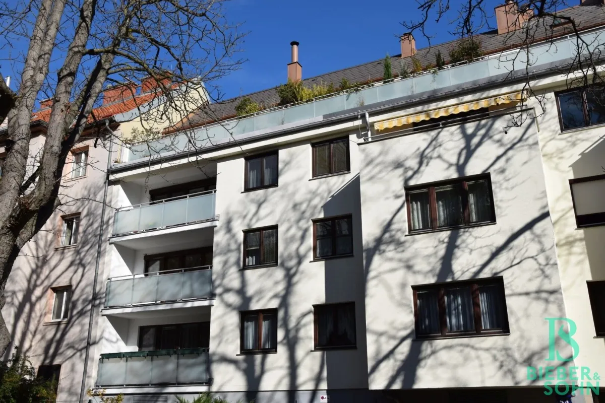 Eleganter "Retro-Style" - Großzügige, sonnige, ruhige Wohnung mit Süd-Loggia! 2 Garagenplätze! - Bild 1