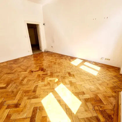 Das Haus trägt Smoking, die Wohnung wartet noch auf ihr Kleid! Renovierungsbedürftige Altbauwohnung mit toller Raumaufteilung + Traumhaft schönes Haus + Perfekte Infrastruktur und Anbindung! Jetzt zugreifen! - Bild 3