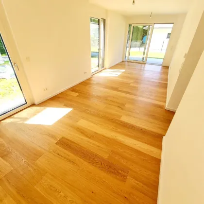 Barfuß ins Gras. Direkt vom Wohnzimmer aus. Den Sommer bereits im eigenen Garten verbringen! TOP Neubauwohnung mit viel Freiraum! Traumhafter Eigengarten + 3 Zimmer + Grün wohin das Auge reicht + Luftwärmepumpe! - Bild 2
