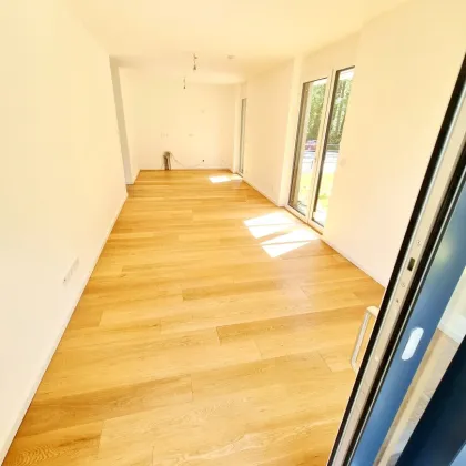 Barfuß ins Gras. Direkt vom Wohnzimmer aus. Den Sommer bereits im eigenen Garten verbringen! TOP Neubauwohnung mit viel Freiraum! Traumhafter Eigengarten + 3 Zimmer + Grün wohin das Auge reicht + Luftwärmepumpe! - Bild 3