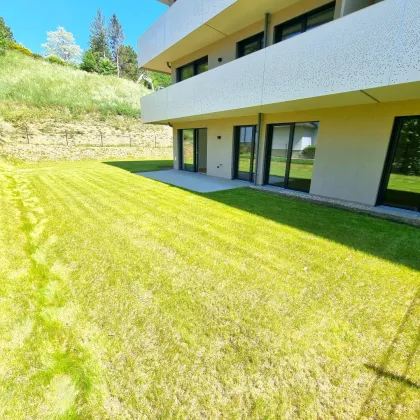 Ein Stück Natur – ganz für sich allein! Das perfekte Familienparadies! Geniale Neubauwohnung mit WOW-Effekt! Riesiger Eigengarten und Terrasse + 4 Zimmer + Grün wohin das Auge reicht + Luftwärmepumpe! - Bild 2