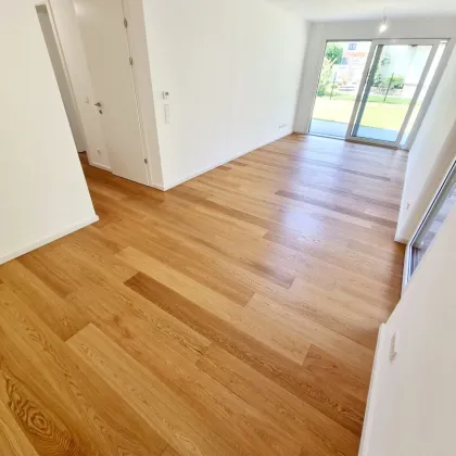 Ein Stück Natur – ganz für sich allein! Das perfekte Familienparadies! Geniale Neubauwohnung mit WOW-Effekt! Riesiger Eigengarten und Terrasse + 4 Zimmer + Grün wohin das Auge reicht + Luftwärmepumpe! - Bild 3
