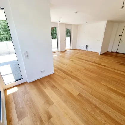 Ein Platz, der mehr kann als wohnen. Geniale Neubauwohnung mit WOW-Effekt! Riesiger Balkon und Terrasse + Privater Dachgarten + Grün wohin das Auge reicht + Luftwärmepumpe! - Bild 2
