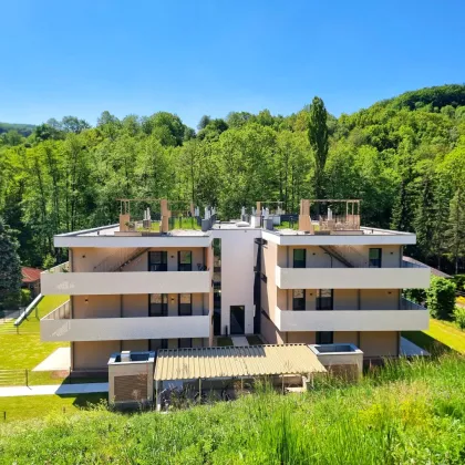 Zwischen Großstadt und Grashalm. Riesenbalkon / Riesenfreude! TOP Neubauwohnung mit viel Freiraum! Traumhafte Rundum-Terrasse + Ideale Raumaufteilung + Grün wohin das Auge reicht + Luftwärmepumpe! - Bild 2