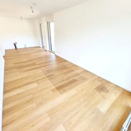 Zwischen Großstadt und Grashalm. Riesenbalkon / Riesenfreude! TOP Neubauwohnung mit viel Freiraum! Traumhafte Rundum-Terrasse + Ideale Raumaufteilung + Grün wohin das Auge reicht + Luftwärmepumpe! - Bild 3