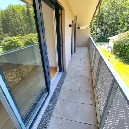 Zwischen Wienerwald und Weltstadt. Lebens(t)raumerfüller im Wienerwald! TOP Neubauwohnung mit viel Freiraum! Traumhafte Rundum-Terrasse + Ideale Raumaufteilung + Grün wohin das Auge reicht + Luftwärmepumpe! - Bild 2