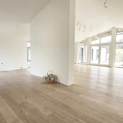 ERSTBEZUG: exklusiv, mondän, zentrale Ruhelage, Pool, Garten,  Carports - Bild 3