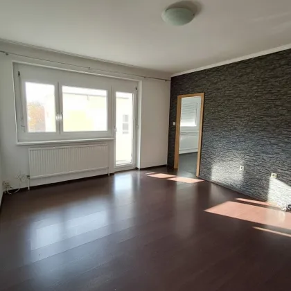 Helle 3-Zimmer-Wohnung mit Loggia, Einbauküche und Fernwärme – zentral gelegen - Bild 2