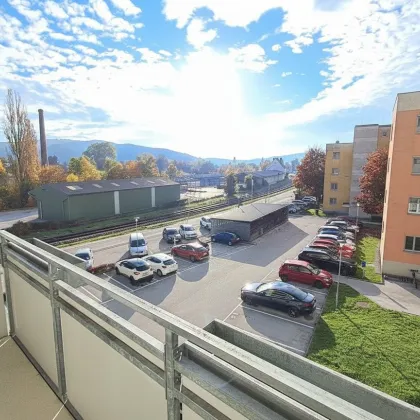 Helle 3-Zimmer-Wohnung mit Loggia, Einbauküche und Fernwärme – zentral gelegen - Bild 3