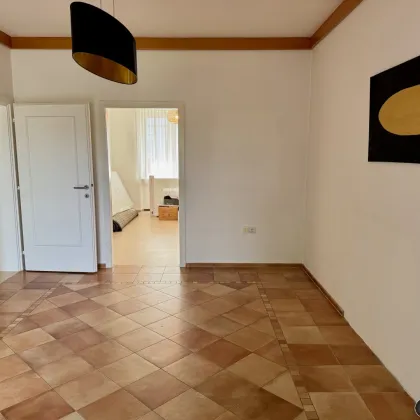 Vermietete Wohnung und Büroräumlichkeiten inkl. Garagen + Swimmingpool - Bild 3