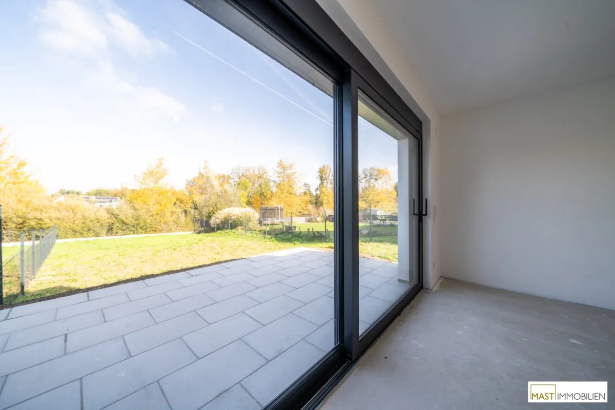 Parkett auswählen und einziehen! Nahezu bezugsfertige Doppelhaushälfte mit 437m2 Grundfläche und Seeblick! - Bild 1