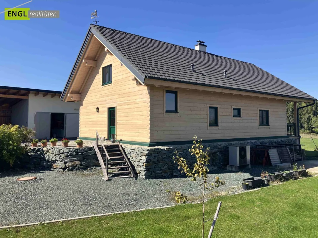 Skandinavisches Blockhaus mit Galerie, Kamin und großem Grundstück mit Fernblick - Bild 1