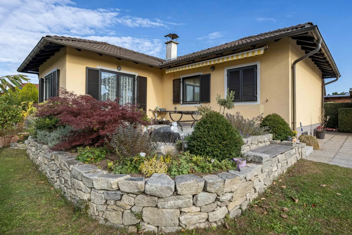 >> Gepflegter Bungalow auf sonnigem Eckgrundstück mit Garage & Pool << - Bild 1
