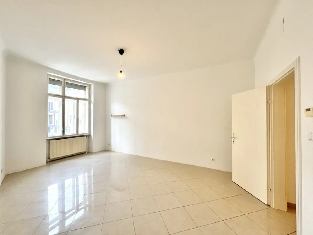Nächst Q19 und Straßenbahn D! Gut aufgeteilter 2-Zimmer-Altbau in West-Ost-Ausrichtung - Bild 1
