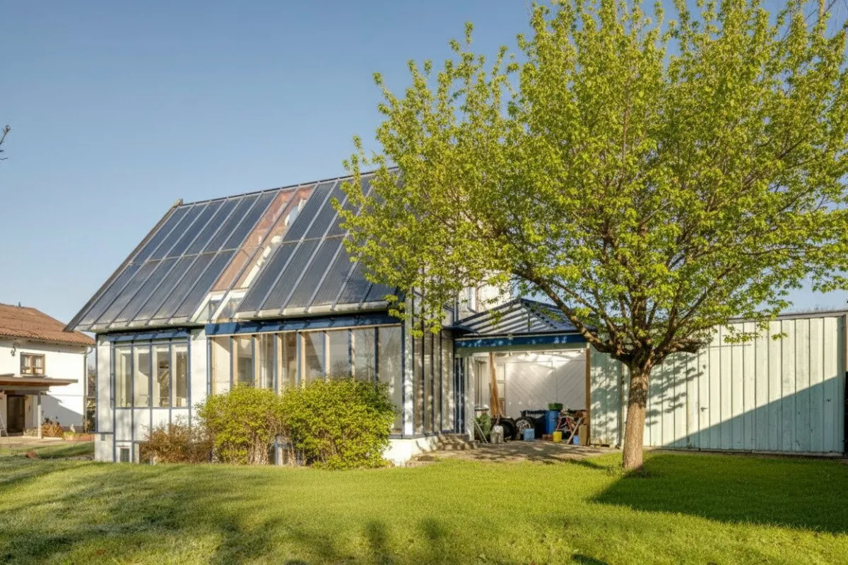 Ökologisches Traumhaus mit Garten und begehbarer Dachterasse - Bild 1