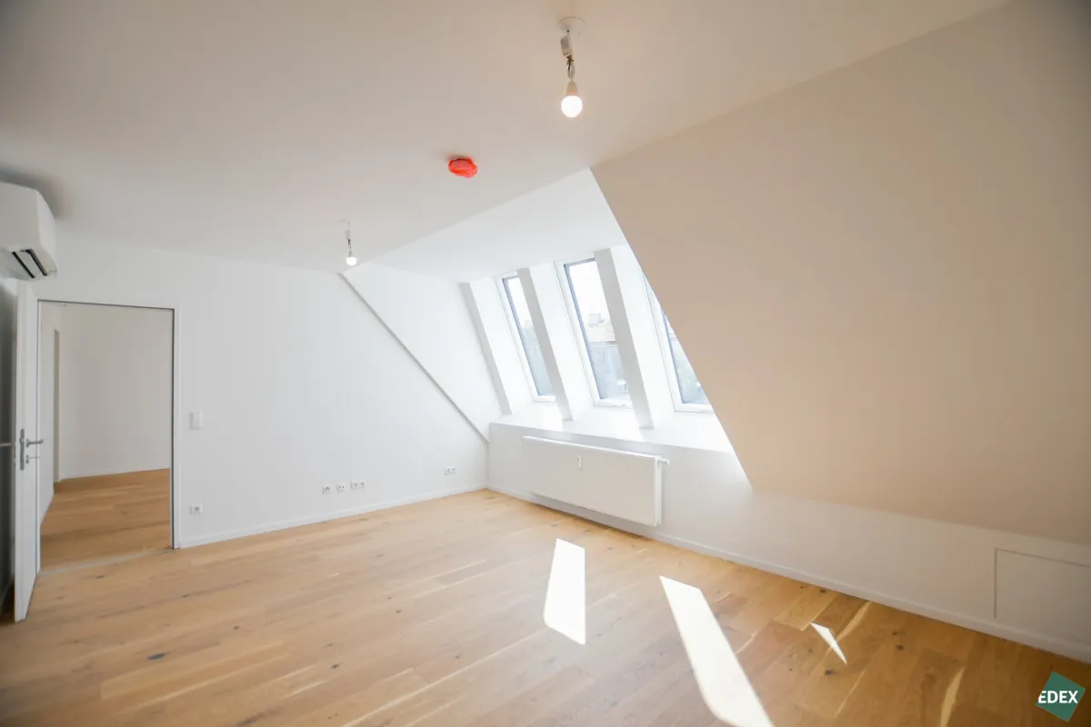 Erstbezug nach Sanierung: Schöne 2-Zimmer-Wohnung mit Top-Anbindung - Bild 1