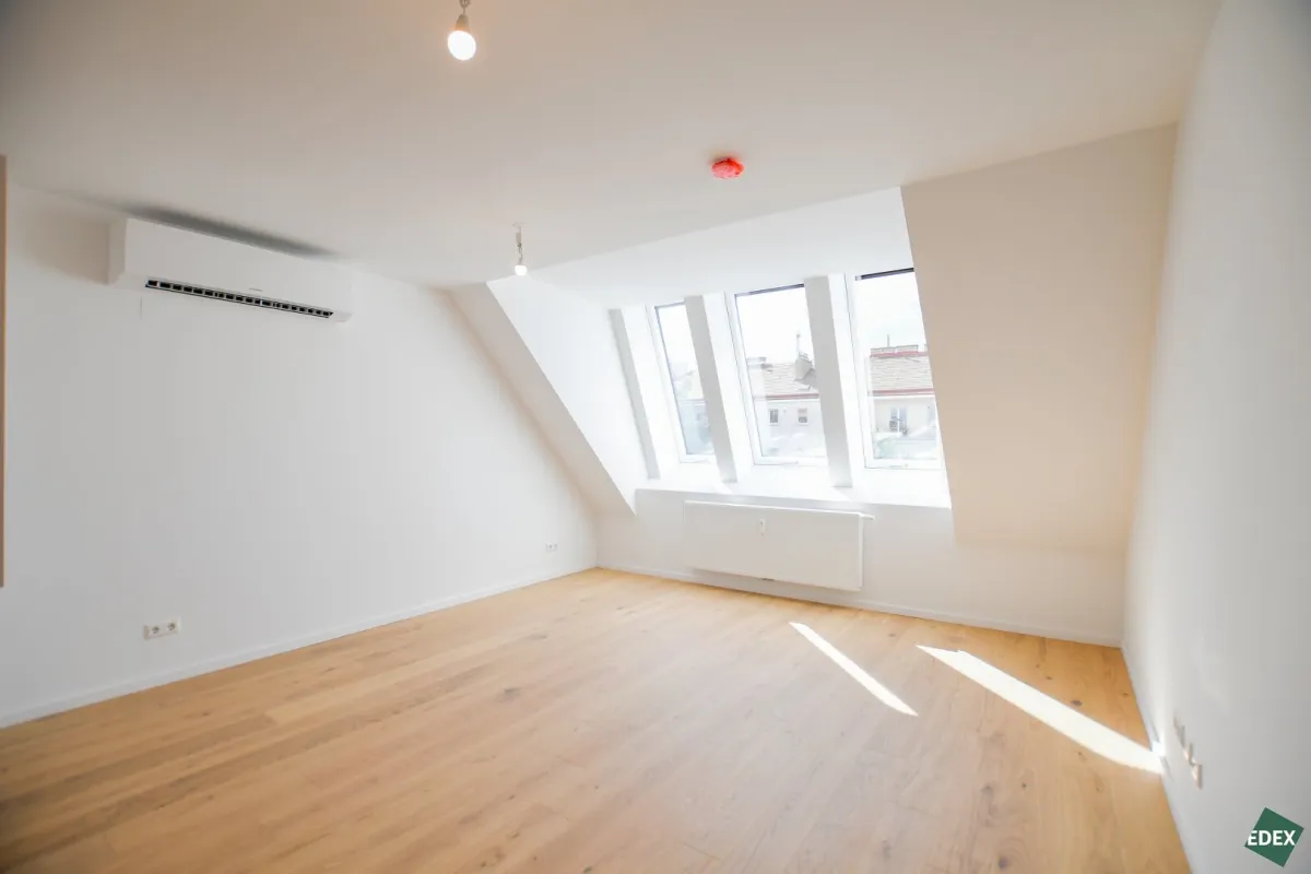 Erstbezug nach Sanierung: Charmante 2-Zimmer-Dachgeschoßwohnung mit Top-Lage - Bild 1