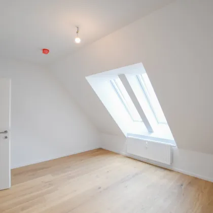 Erstbezug nach Sanierung: Charmante 2-Zimmer-Dachgeschoßwohnung mit Top-Lage - Bild 2