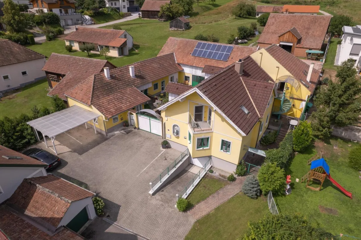 Großes Wohnhaus mit Heurigenlokal / 5 Gästezimmern und einem Miethaus - Bild 1