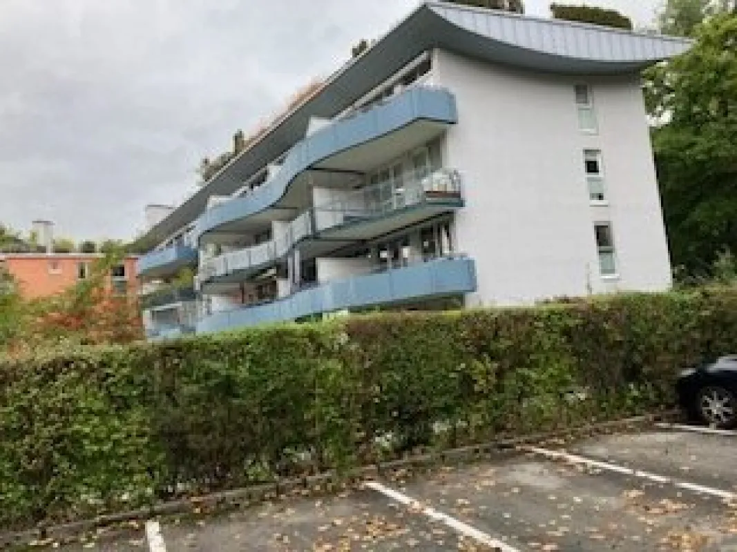 Schöne, sonnige Maisonette 3-Zimmer-Wohnung mit großer Dachterrasse sowie 2 Balkonen und 2 PKW-Abstellplätzen in Salzachnähe/Josefiau zu verkaufen - Bild 1