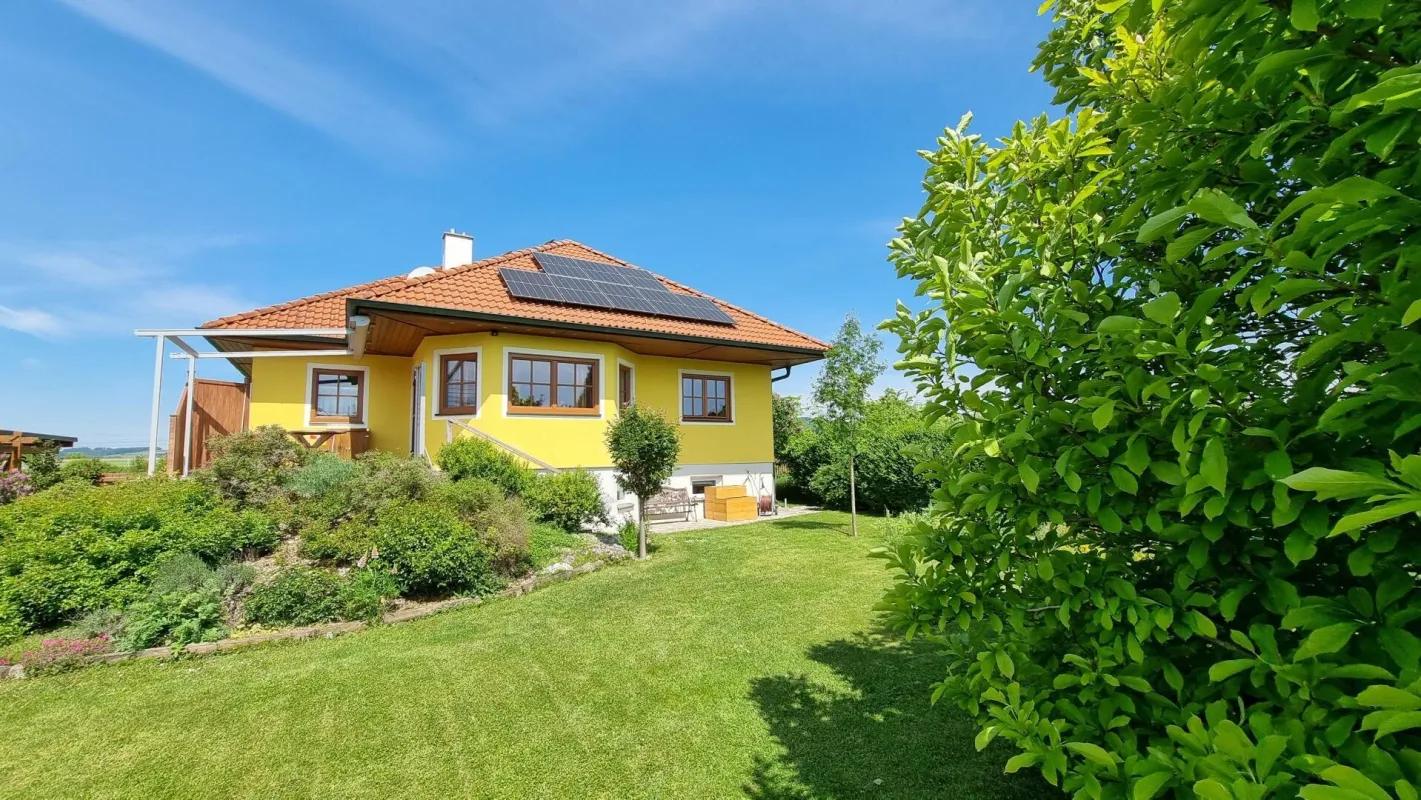 Stilvoller Bungalow mit Gartenidylle, Photovoltaik & Teichanlage - Bild 1