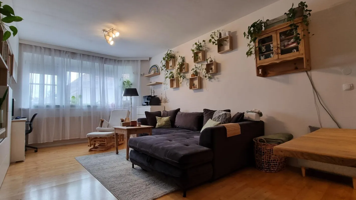 Gemütliches Zuhause mit 2 Zimmern & Tiefgaragenplatz – Nähe Mühlbach - Bild 1