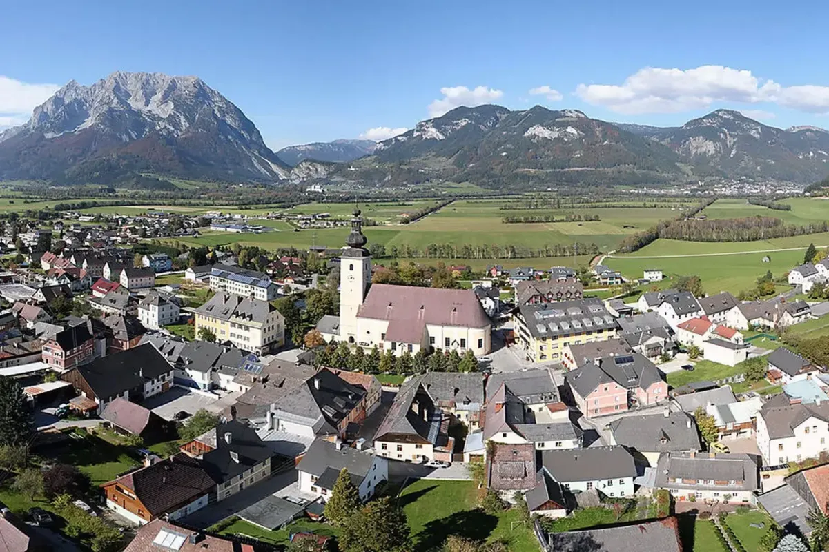 ANLAGE/VORSORGE beste Vermietbarkeit am Fuße des Grimmings, schöne Ausichtslage,sonnige Garconniere mit Balkon - Bild 1