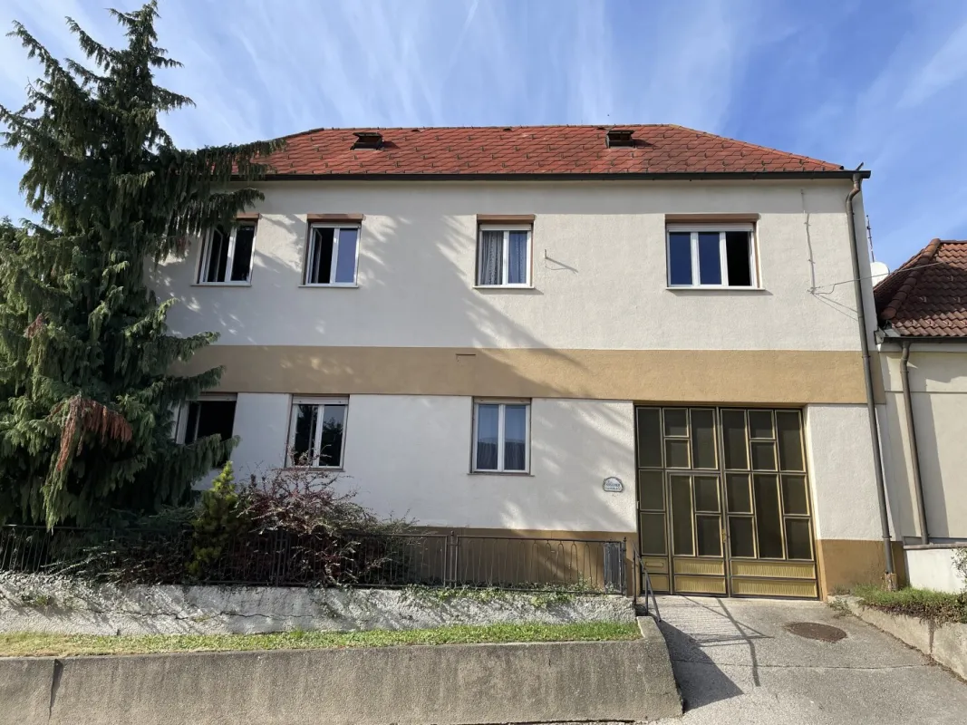 GROSSZÜGIGES ANWESEN MIT WOHNHAUS -- WUNDERSCHÖNER INNENHOF UND GROSSER GARTEN -- 1.315 m²! - Bild 1