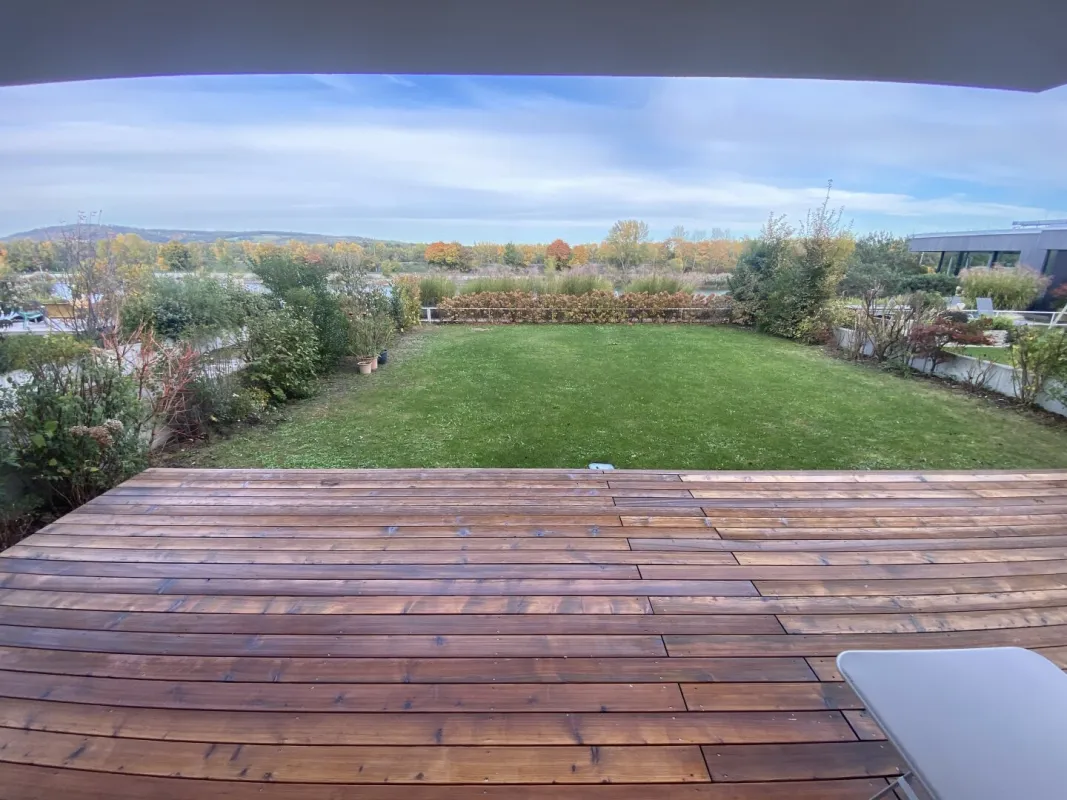 UNIKAT - großzügige und repräsentative 4 Zimmer Wohnung mit direktem Zugang zum Wasser und eigenem Bootsanlegeplatz - Bild 1