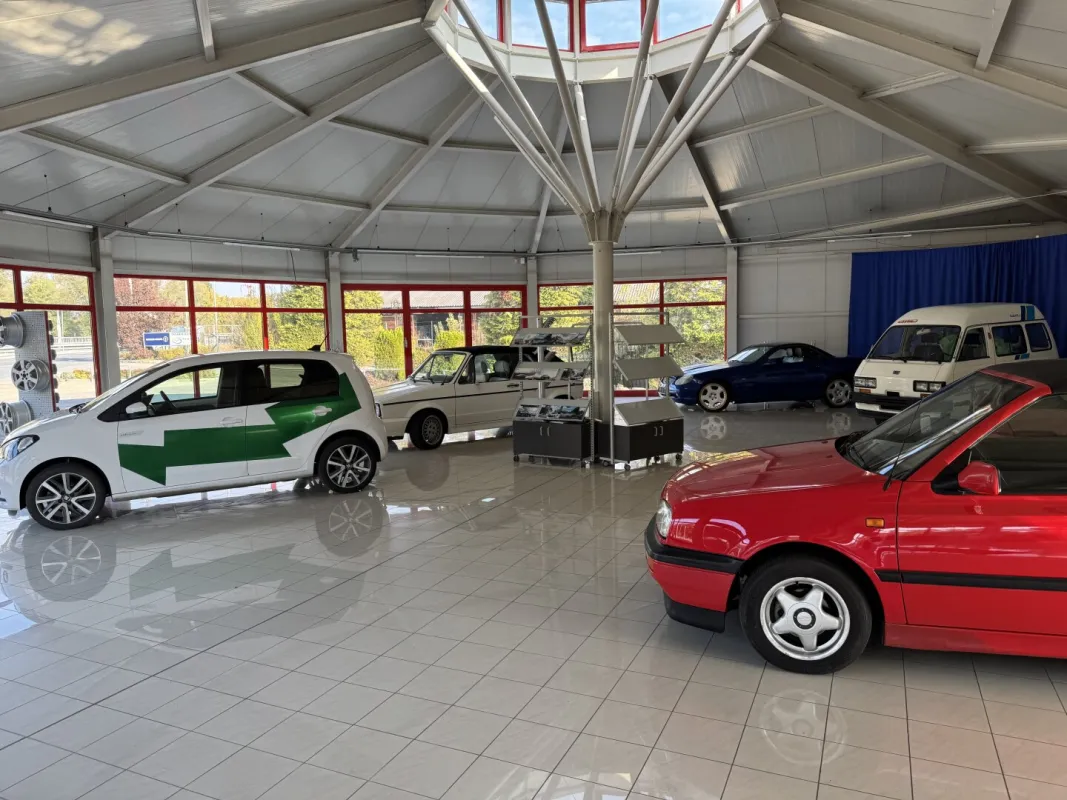 Gepflegte Auto-Verkaufshalle plus Freifläche in guter Lage - Bild 1