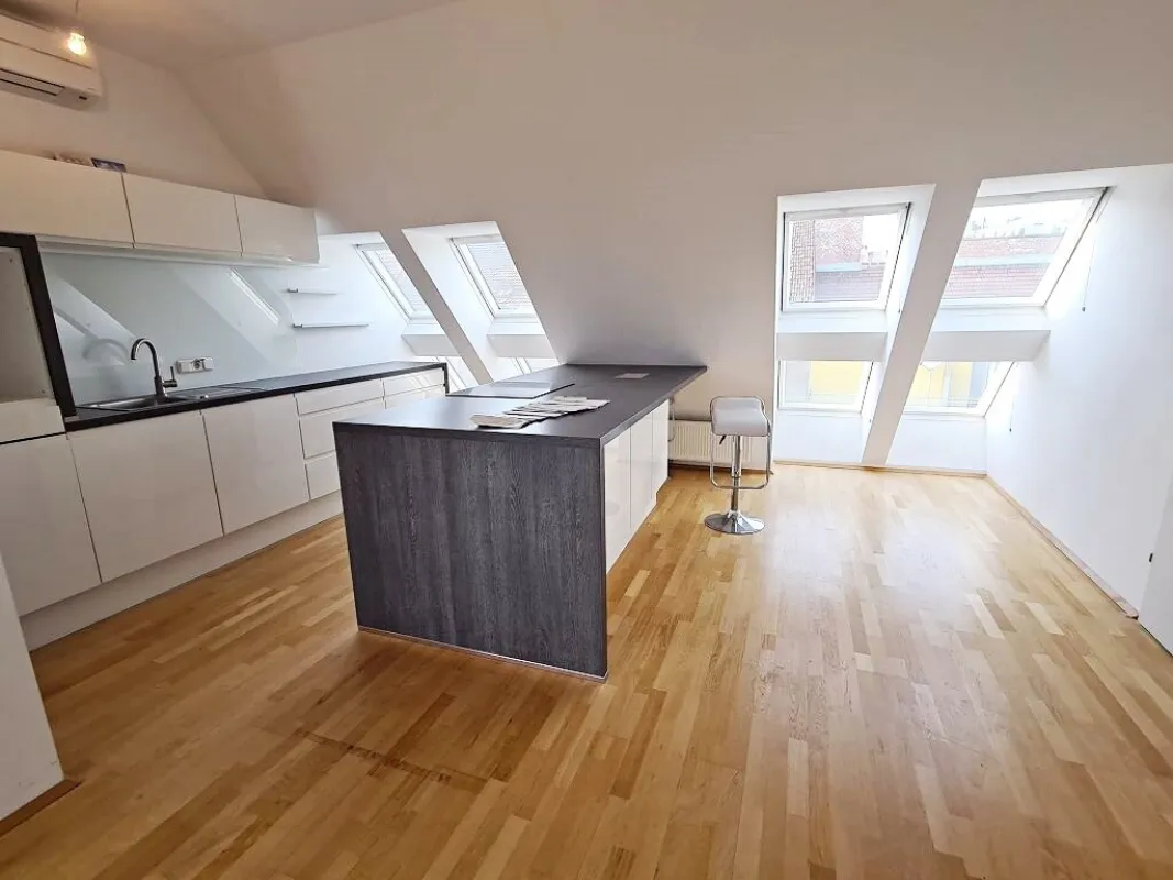 TERRASSENHIT, DACHGESCHOSS, 138 m2 Maisonette mit 45 m2 Terrasse, 3 Zimmer, Wohnküche, Wannenbad, Rembrandtstraße - Bild 1