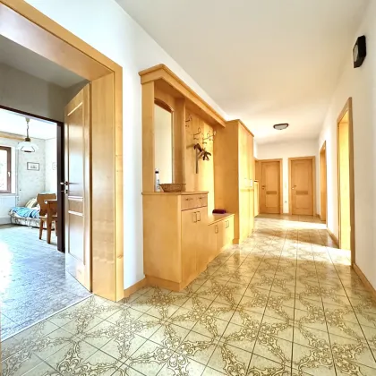 Haus mit ehemaligem Heurigen I GROSSES POTENTIAL I Wohnen + Arbeiten I geräumige Lagerflächen - Bild 2