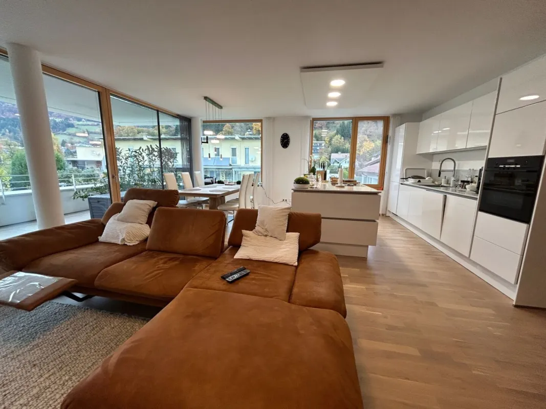 Neuwertige, moderne Eigentumswohnung mit großem Balkon und 2 Carports - Bild 1