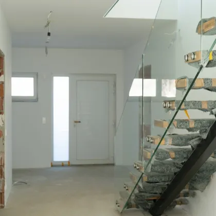 AM WALDRAND ZUHAUSE! Modern, großzügig, in absoluter Ruhe! - Bild 3