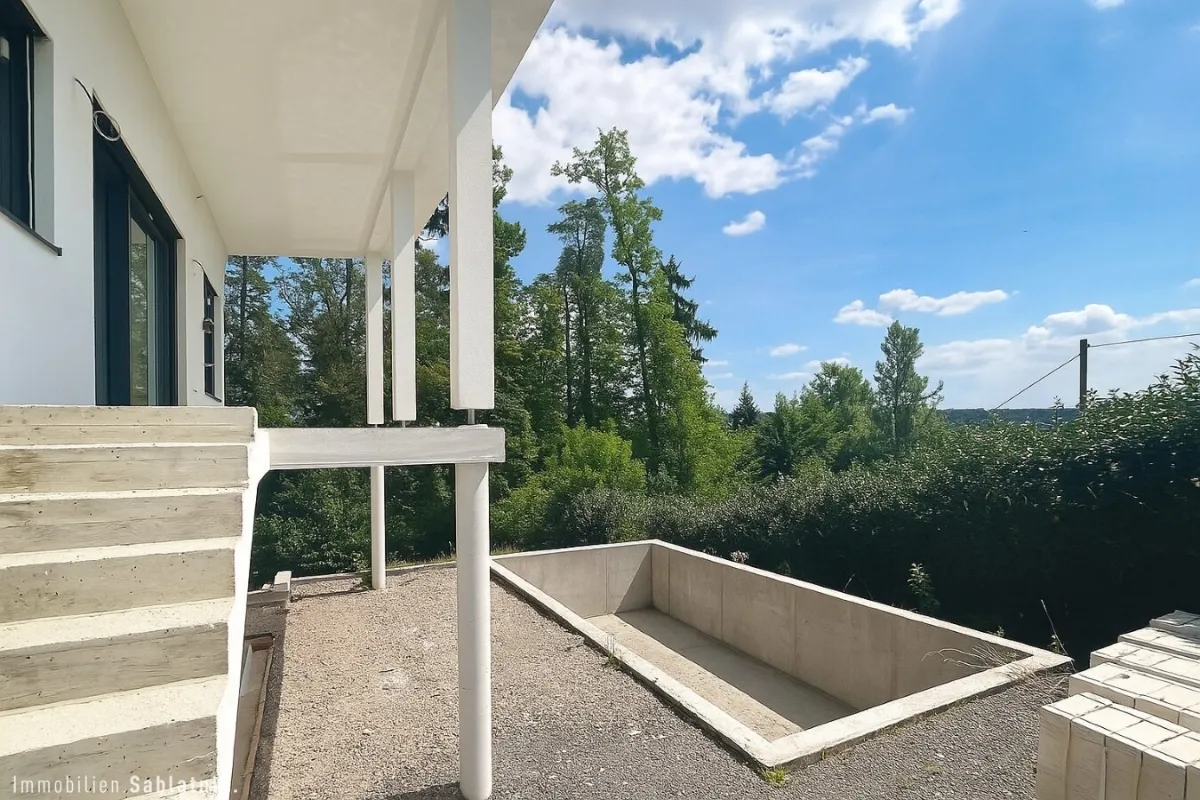 ELEGANTES REFUGIUM IN AUSSICHTSLAGE mit Pool und durchdachtem Wohnkonzept! - Bild 1