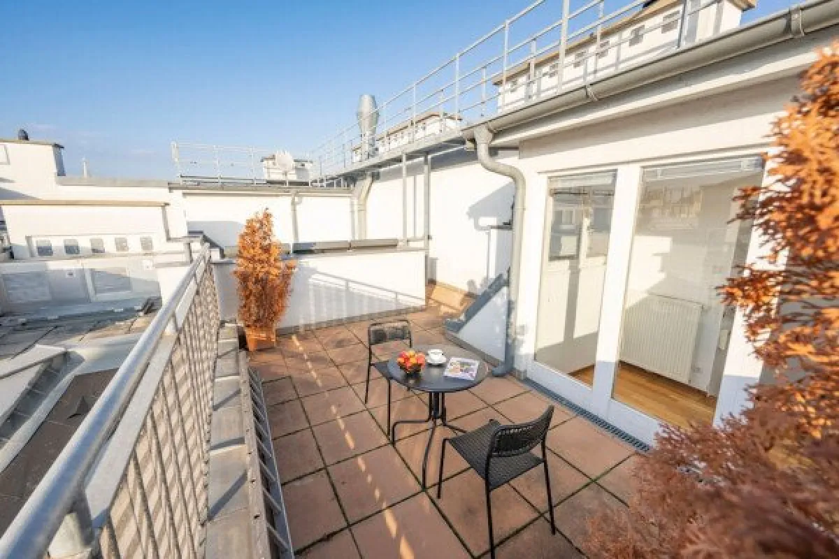 DACHGESCHOSS! OPERNRING, klimatisiertes 110 m2 Dachgeschoss mit 20 m2 Terrasse, 3 Zimmer, Küche, 2 Bäder, Möblierung möglich - Bild 1